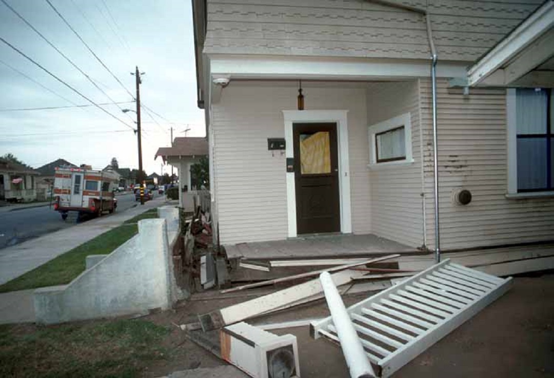 Cripple Wall Failure of House from 1989 Loma Prieta Earthquake. By J.K. Nakata, U.S.G.S., 1989. Licensed under Wikimedia Commons.
