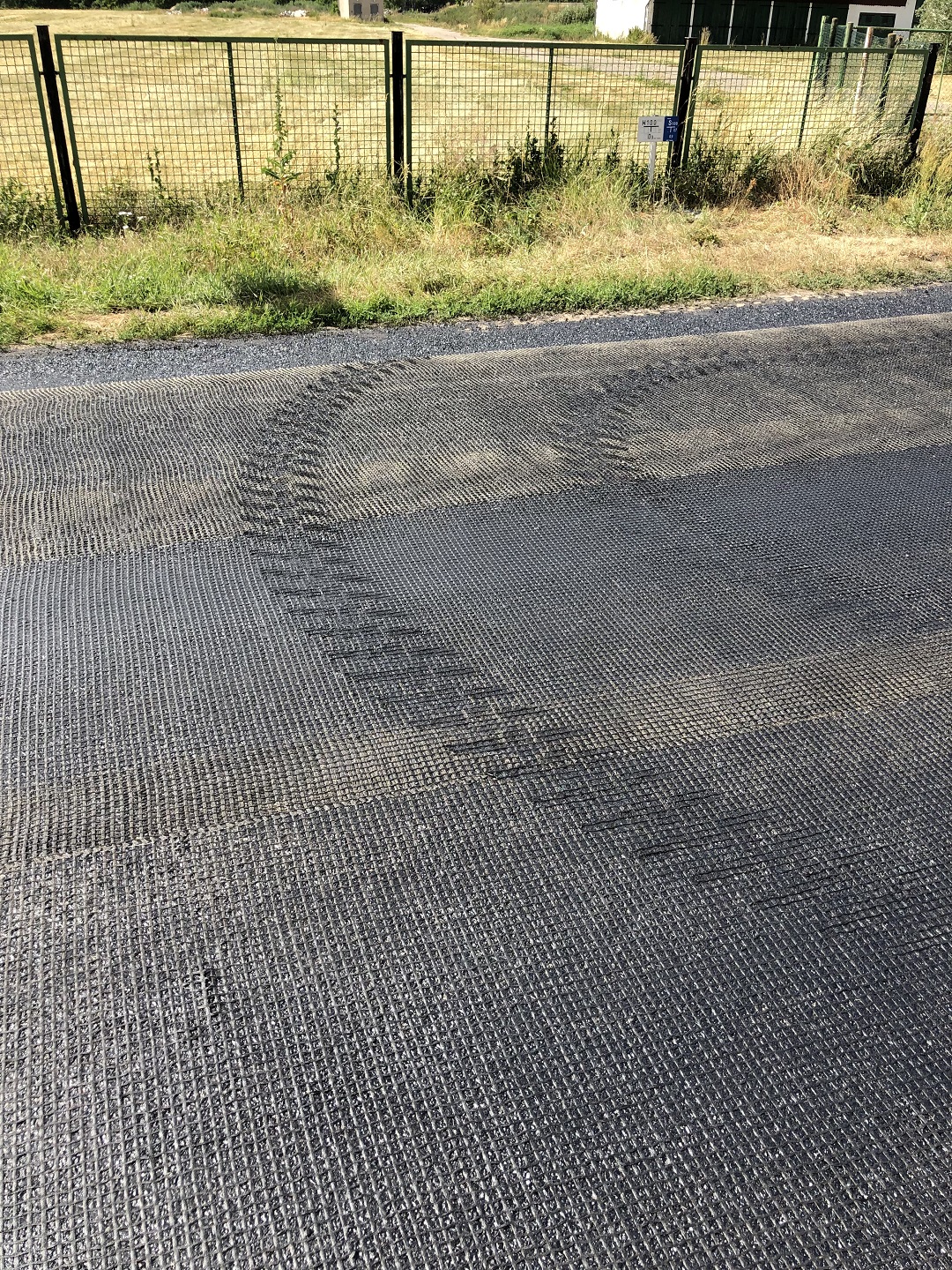 No problems for construction traffic driving over the Glasphalt™ G, reinforcement grid, due to the optimal bonding and factory applied sanding of the grids