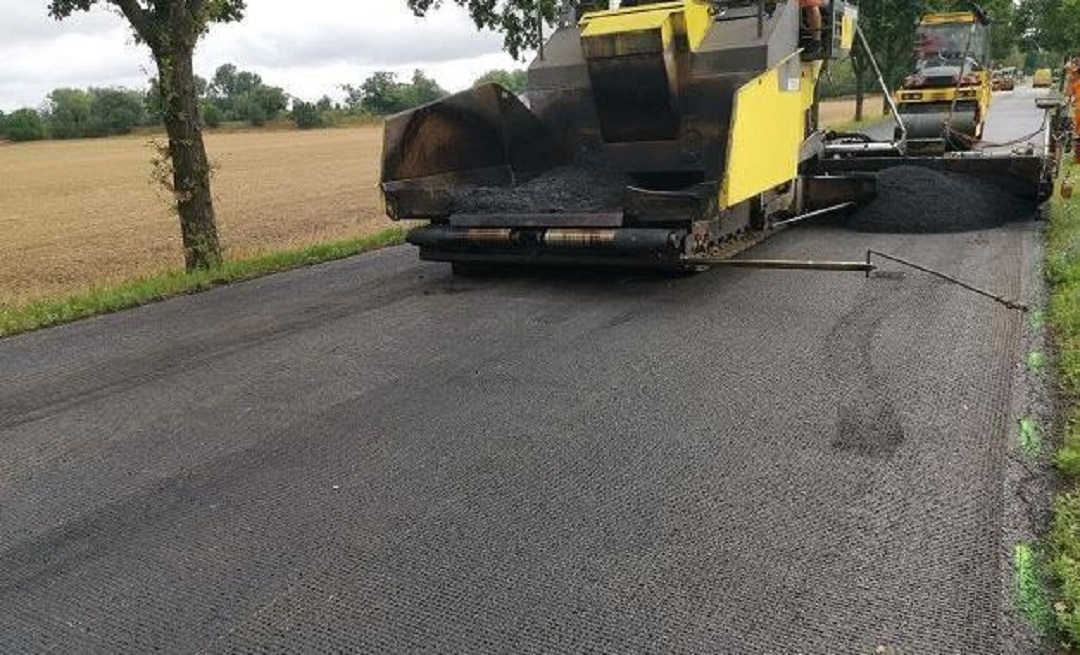 Paving of subsequent asphalt layer on top of Glasphalt® G